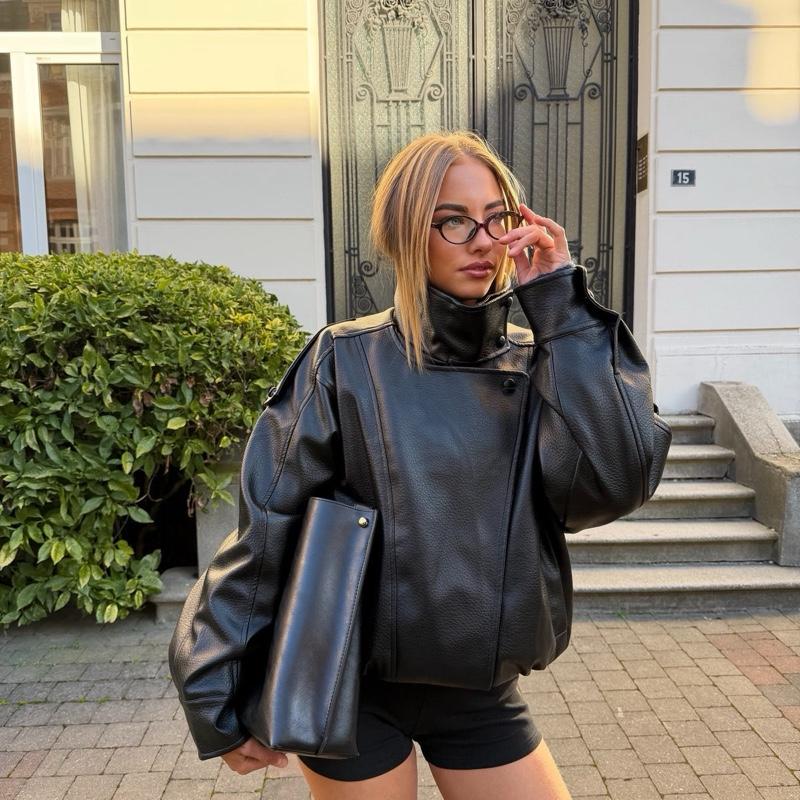 Veste oversize simili cuir noir coupe bomber ample avec épaules structurées et col montant Dupe veste viral