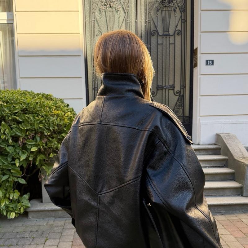 Veste oversize simili cuir noir coupe bomber ample avec épaules structurées et col montant Dupe veste viral
